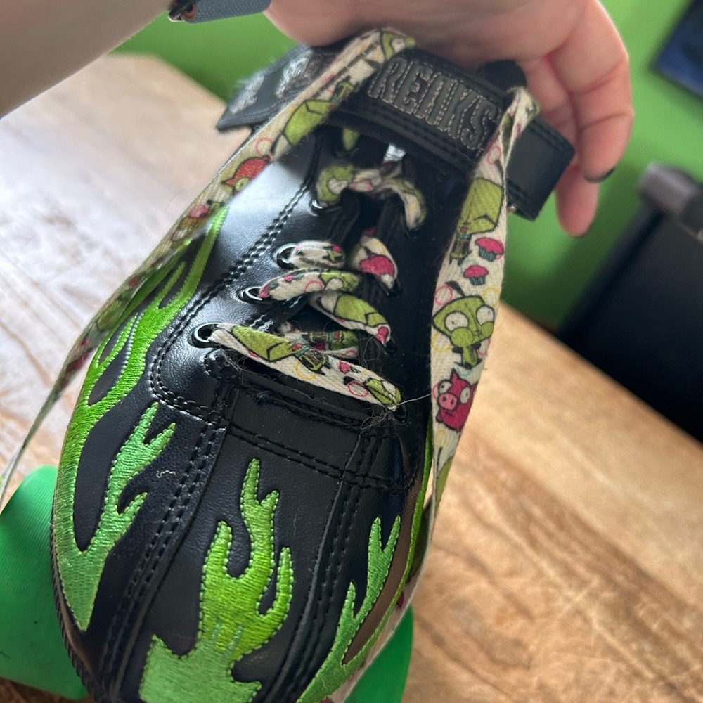 Stylish Black and Green Roller Skates - Picture 6 of 10